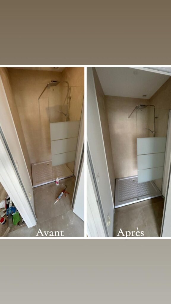 Avant/Après : Rénovation d'une douche moderne avec parois vitrées et receveur blanc. À gauche, l'installation inachevée. À droite, la salle de bain est propre et finie.